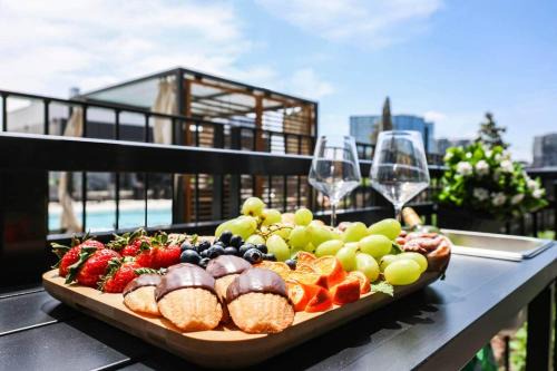 Modern Chic Apt - Walk to Broadway! Free Parking