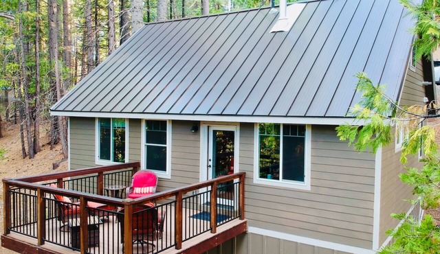 Modern-Chic Cabin in Mineral ~ 10 Miles to Lassen Visitor Center ~ EV ~ Pets!