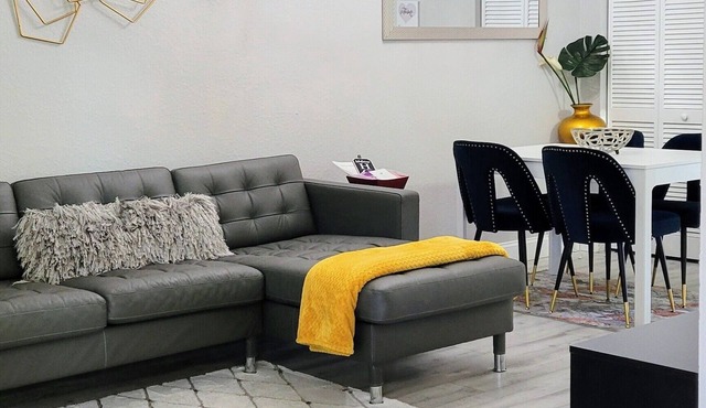 Modern Chic center Tampa. Less than 15 minutes to local attractions and stadium.