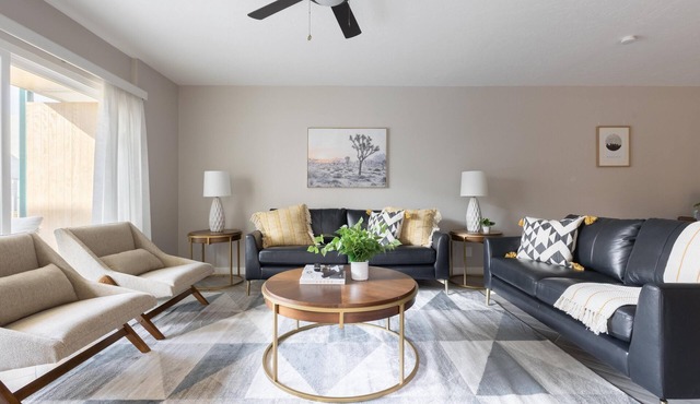 Modern Chic Condo In Midtown w/Pool & Hot Tub