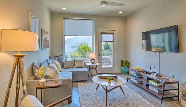 Modern Chic Condo with Balcony and Pool, Walk to Downtown