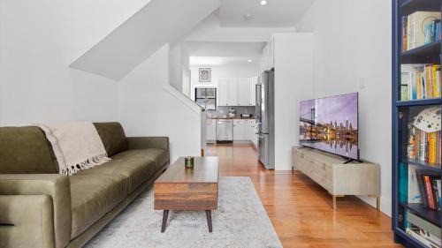 Modern Chic Fishtown-Philly Home with Roof Deck