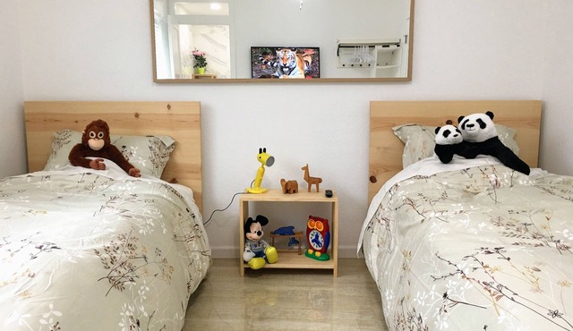 Modern Chic Fully-Furnished Townhouse near Disney, Beach, Shopping, FWY, Airport