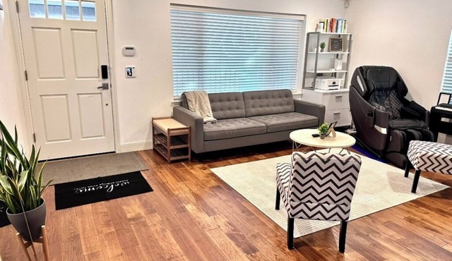 Modern Chic Home in Burlingame, Near CVS, Safeway, Starbucks & SFO Airport