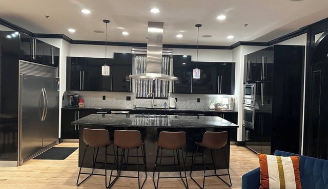 Modern Chic Loft in Downtown Shawnee KS Walking Distance to Local Attractions