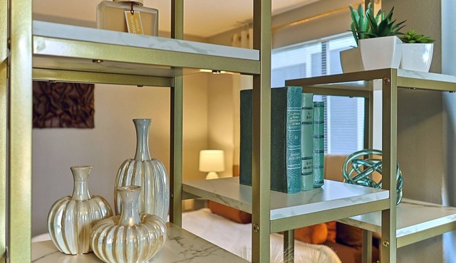 Modern-Chic Loft In The Heart Of The City. Everything Is At Your Fingertips!
