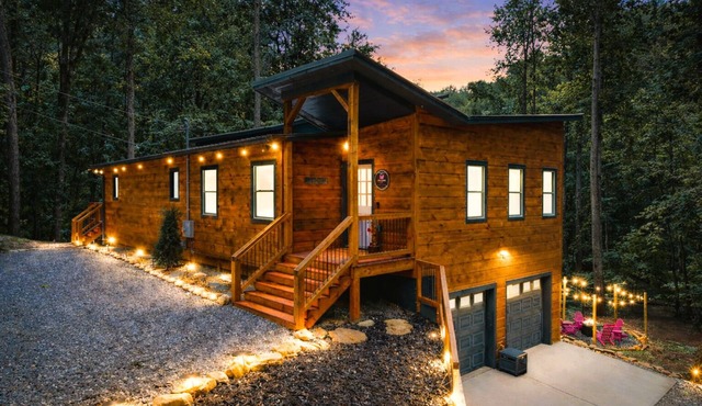 Modern Chic Luxie Bear - Hot Tub - Game Room - Nursery - Blue Ridge - Ellijay GA