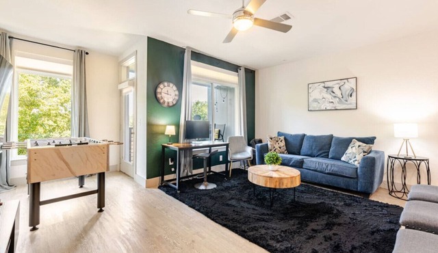 Modern Chic on Riverwalk Hotel/Apt Free Pvt Parking Pet Friendly Downtown