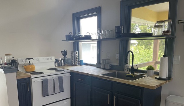 Modern chic spacious apartment - One minute walk downtown!!