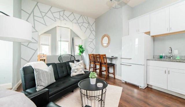 Modern Chic Suite - Amazing Location - GroupStay