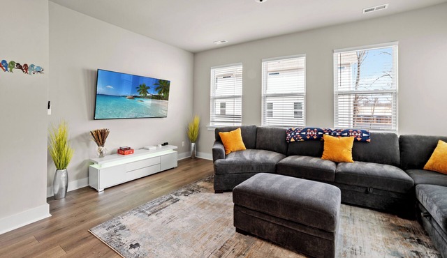 Modern Chic Townhome, Near Uptown, NoDa, Bojangles Coliseum