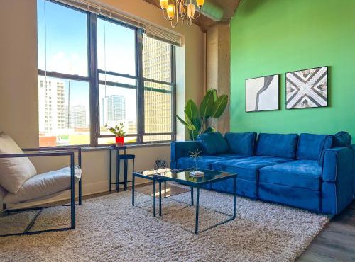 Modern Chicago 2BR Apartment with Skyline View, Optional Parking & Gym Access Near McCormick, Museum Campus, Grant Park & Soldier Field