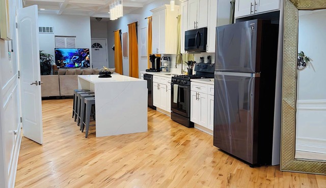 Modern Chicago Getaway Sleeps 6 Near Downtown