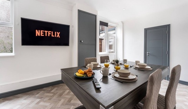 Modern Church Rd Flat Sleeps 8 + Pool Table Dining