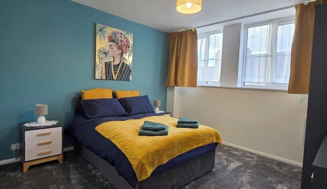 Modern City Apartment, Sleeps 4 with Parking