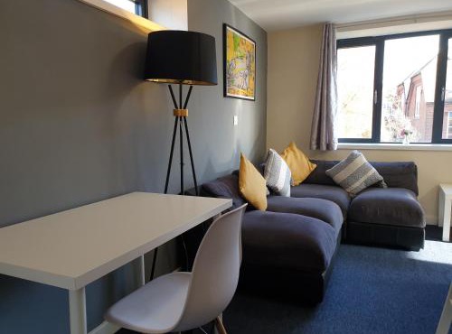 Modern City Home with 5 Ensuites and Private Parking! Perfect for Working teams