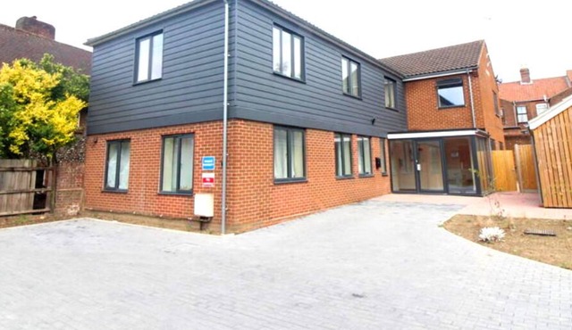 Modern City Home with 5 Ensuites and Private Parking! Perfect for Working teams