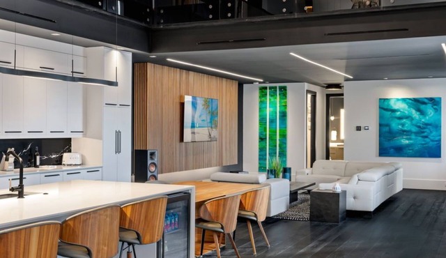 Modern City Loft in Downtown River District