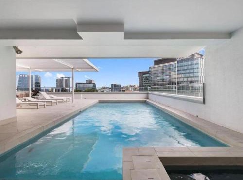 Modern City Pad, 1-Min to Showgrounds