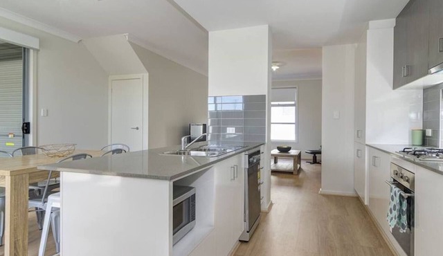 Modern City Townhouse: Stylish Living in Prime City Fringe Location