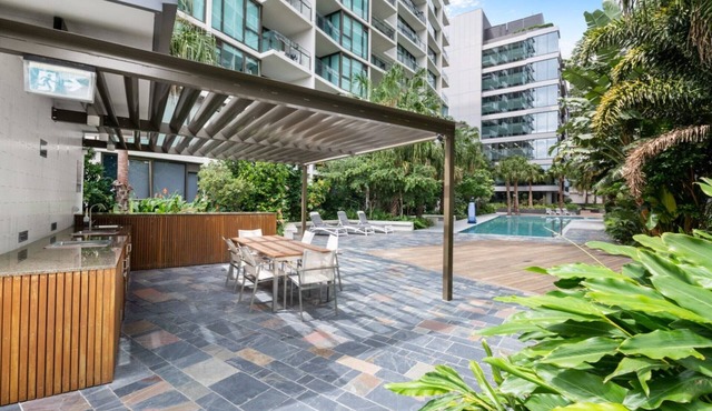 Modern City View Apt Parking Pool Wifi for Business & Leisure