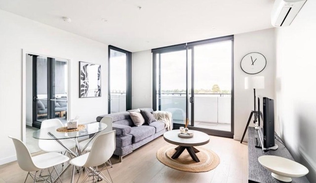 Modern Clayton apartment close to uni and hospital