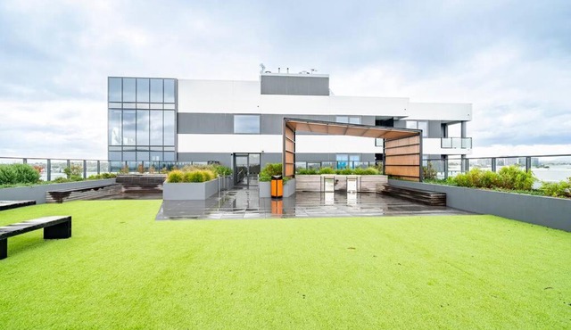 Modern Clayton apartment close to uni and hosptial