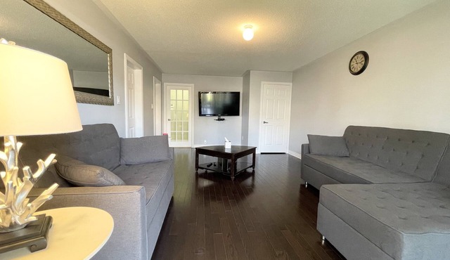 Modern Clean 1 Bedroom Apartment with Free Parking