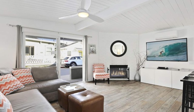 MODERN, CLEAN BEACH HOUSE steps to the sand with AC, Bikes, Parking, Beach Gear