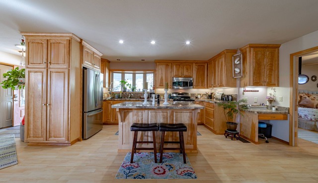Modern,Clean,Home in the Heart of The Ave. of the Giants ,STARLINK,Gated