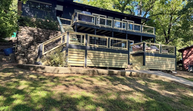 Modern, clean, lakefront home with fire pit, grill kayaks & so much more. ⭐️⭐️⭐️⭐️⭐️
