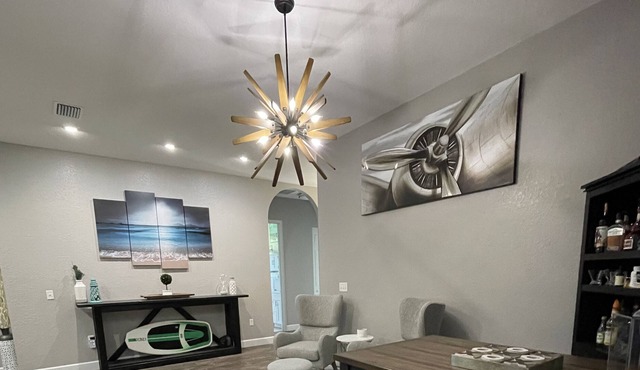 Modern Clean Lake Weir Home - Close to Villages - Monthly Rentals Available