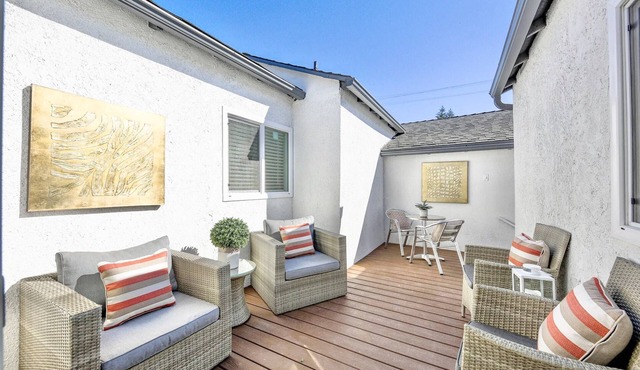 Modern clean relaxing gateway! Close to all LA fun!