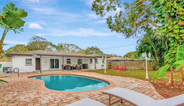 Modern Clearwater 3 bedroom pool & BBQ