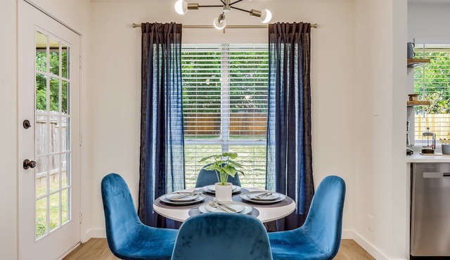 Modern & Close to Domain ATX| Dogs welcome