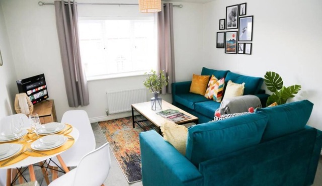 Modern coach house with free parking & wifi