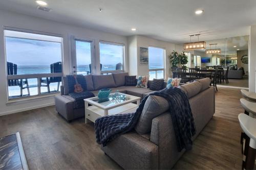 Modern Coastal Escape Breathtaking Ocean