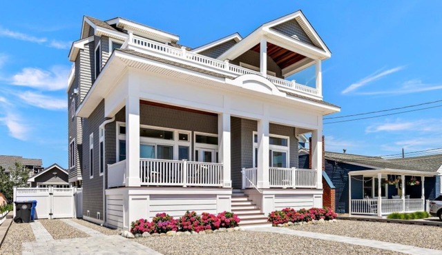 Modern Coastal Escape – New Construction, Family-Friendly, Walk to Beach