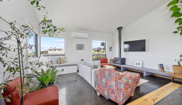 Modern Coastal Escape - Pet Friendly with Fireplace