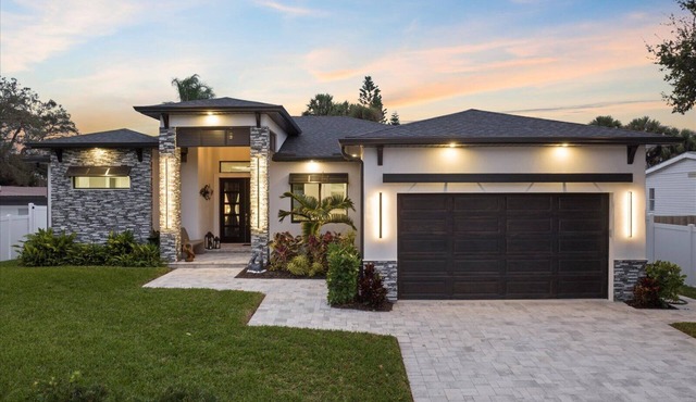 Modern Coastal Escape with Private Heated Saltwater Pool&Spa-Minutes to Beaches