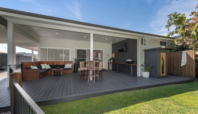 Modern coastal home for the whole family. Minutes to beach & lake