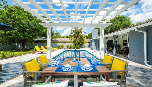 Modern Coastal Pool Oasis Private Heated Pool Minutes to Siesta Key Beach