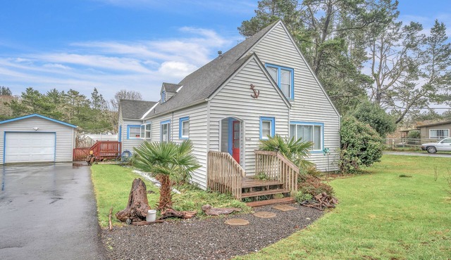 Modern Coastal Retreat: 2 King Suites & Siletz Bay Views