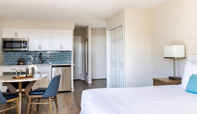 Modern Coastal Stay: Pools, Tennis & Fireplace. Minutes to Capitola Village