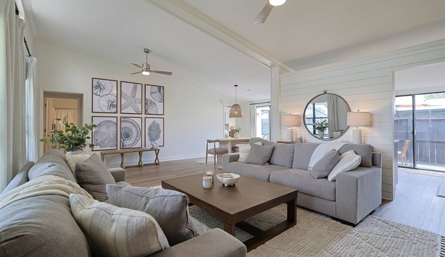 Modern Coastal 2 bed 2 bath villa, pet friendly, 2 miles from beach