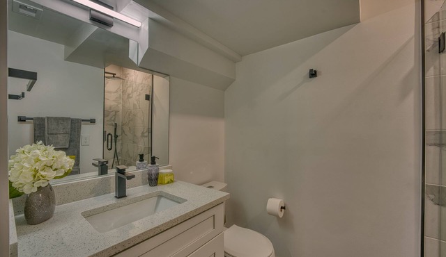 Modern & Colorful ~ 5 STAR Location