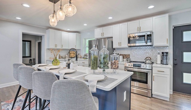 Modern, Colorful Home ~ 2 Mi to Tuskegee Uni