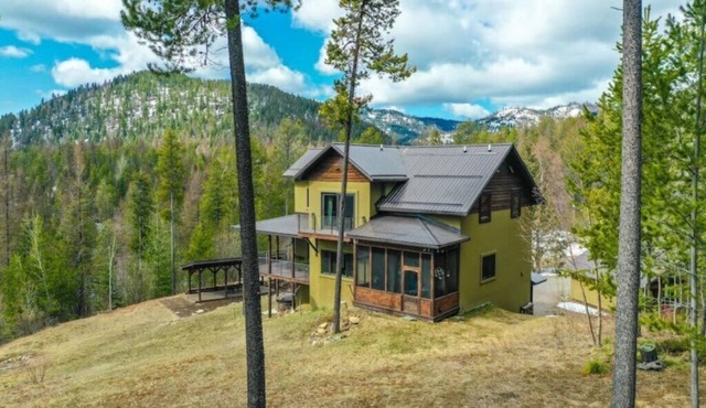 Modern, Colorful home near Glacier Park w/hot tub!