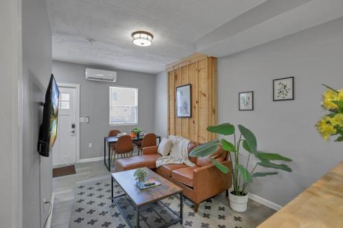 Modern Columbus 2BR Near COSI & Arena District