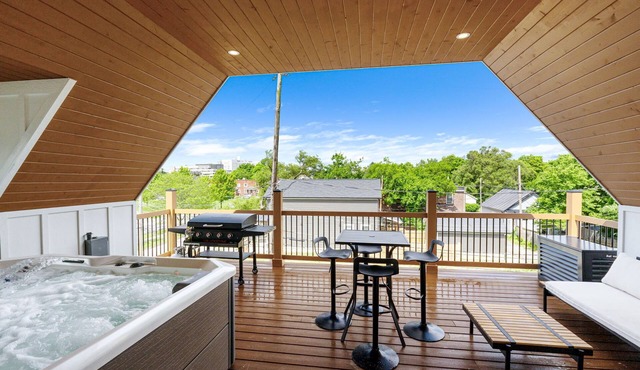 Modern Columbus Retreat Hot Tub, Theater, Games, Sleeps 16+